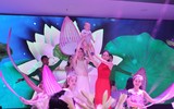 Sân khấu độc đáo làm từ hơn 10.000 bông hoa loa kèn tại Viện Huyết học